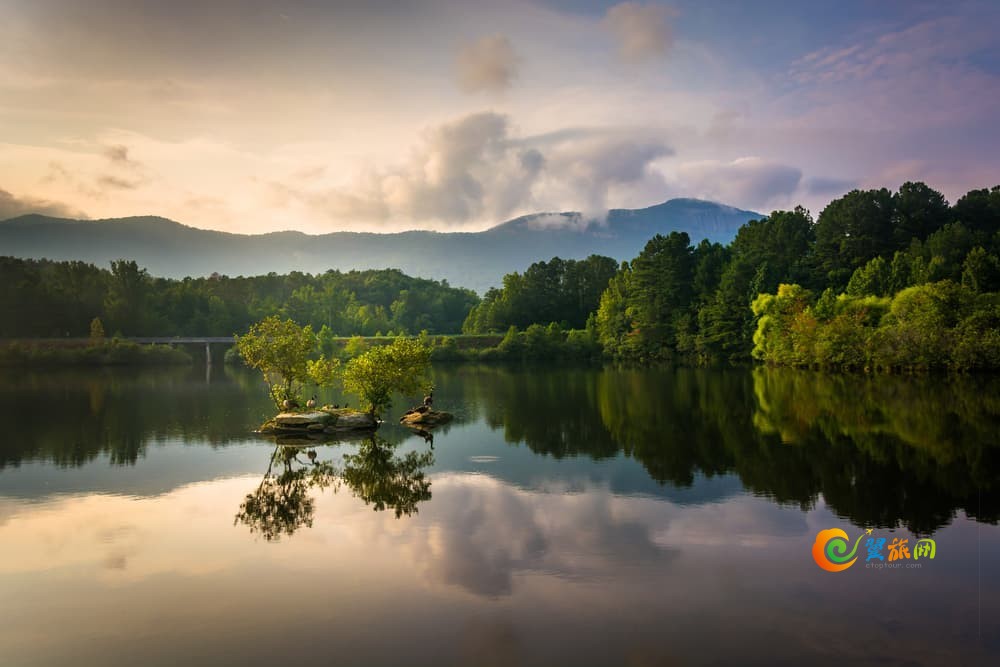 小岩石岛和 Oolenoy 湖的桌岩景观,桌