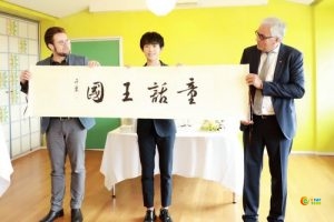 Jackson Yi 1 左一 欧登塞市市长Peter Rahb__k Juel先生 左二 易烊千玺先生 右一 丹麦国家旅游局局长Jan Olsen先生.jpg